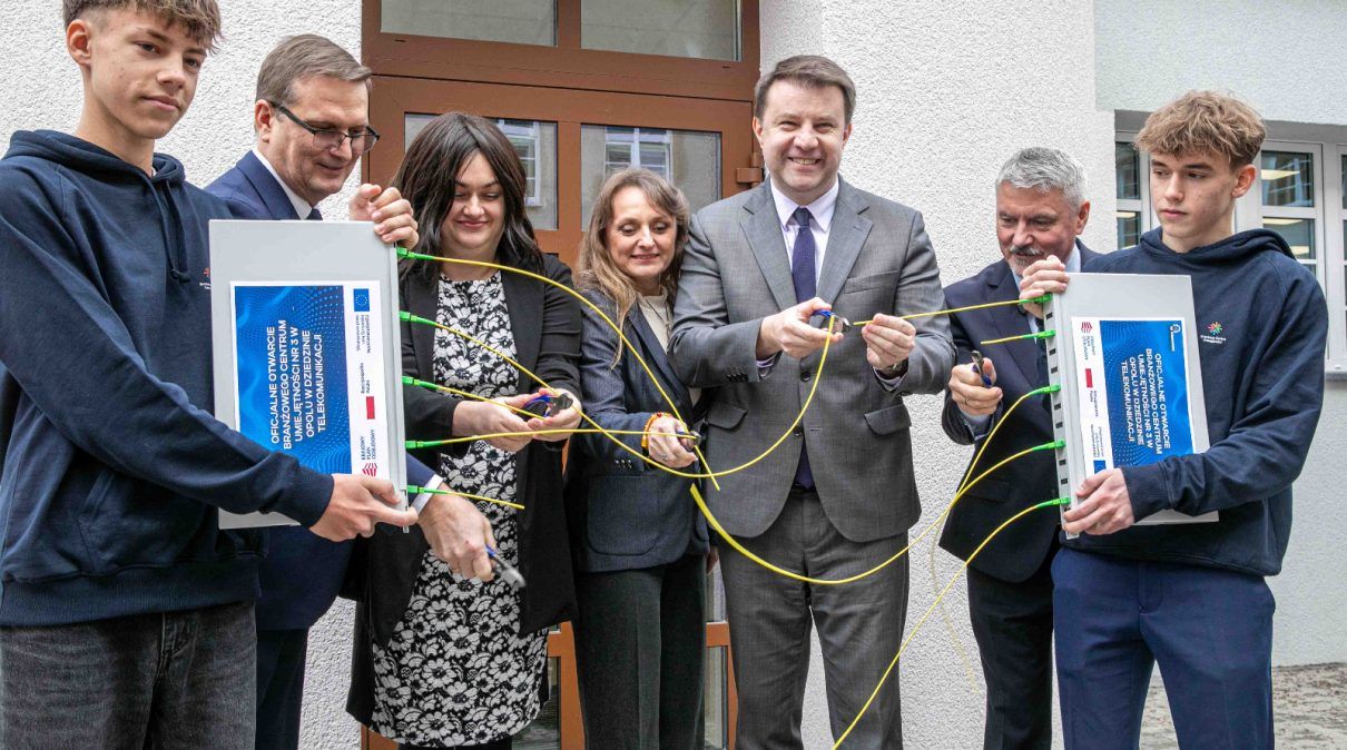 osoby trzymjące kabelki, otwarcie nowej instytucji kształcącej młodzież i dorosłych