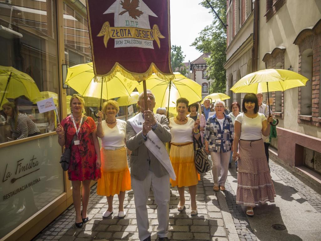 Seniorzy idący ulica Opola