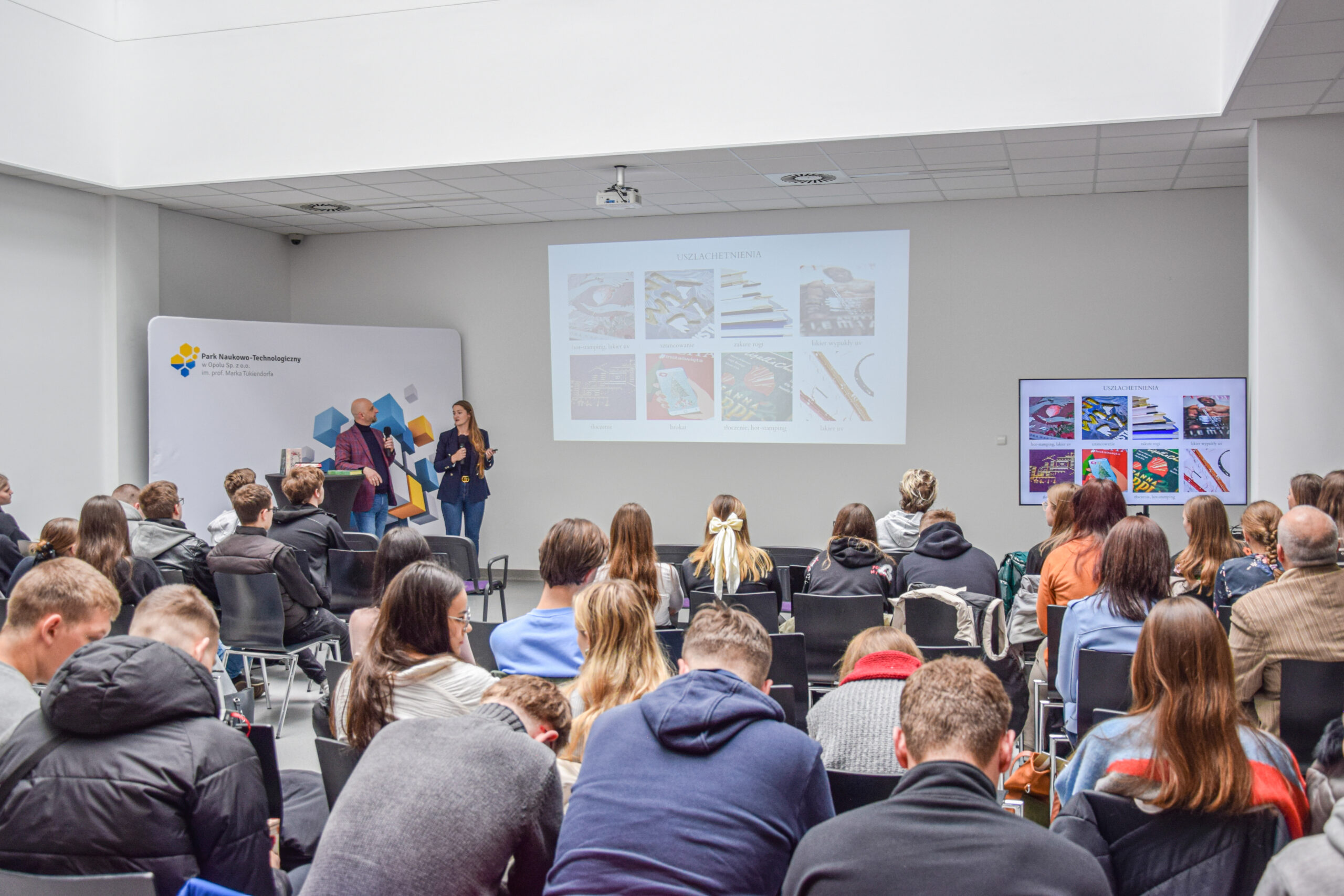 Uczestnicy konferencji seidzący w sali wykładowej 