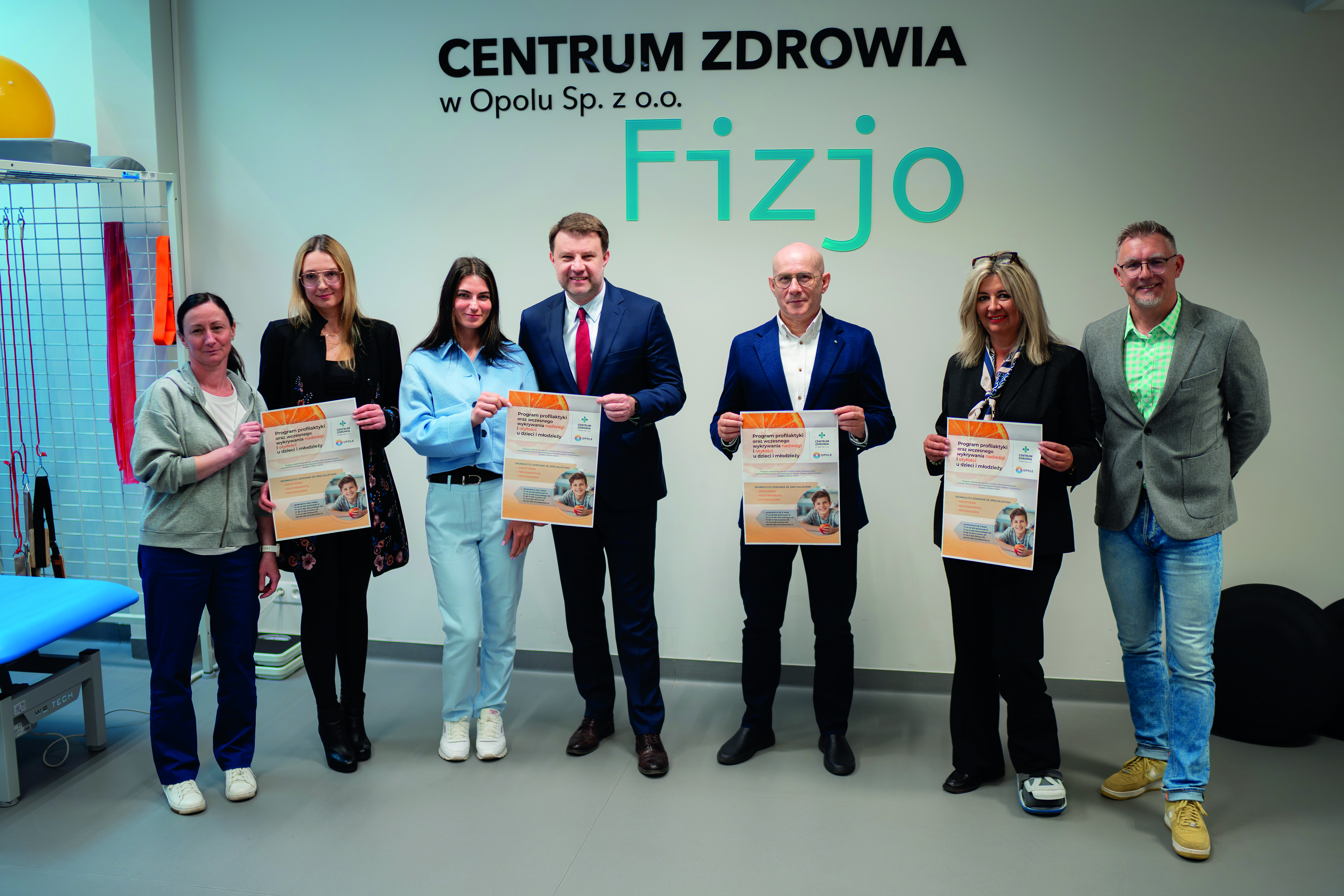 nowy program profilaktyczny dotyczący wykrywania nadwagi i otyłości u dzieci, zdjęcia osób z konferencji prasowej, które trzymają plakat