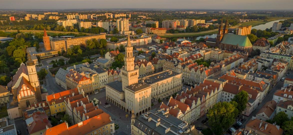 zjęcie z lotu ptaka na opolski rynek i ratusz
