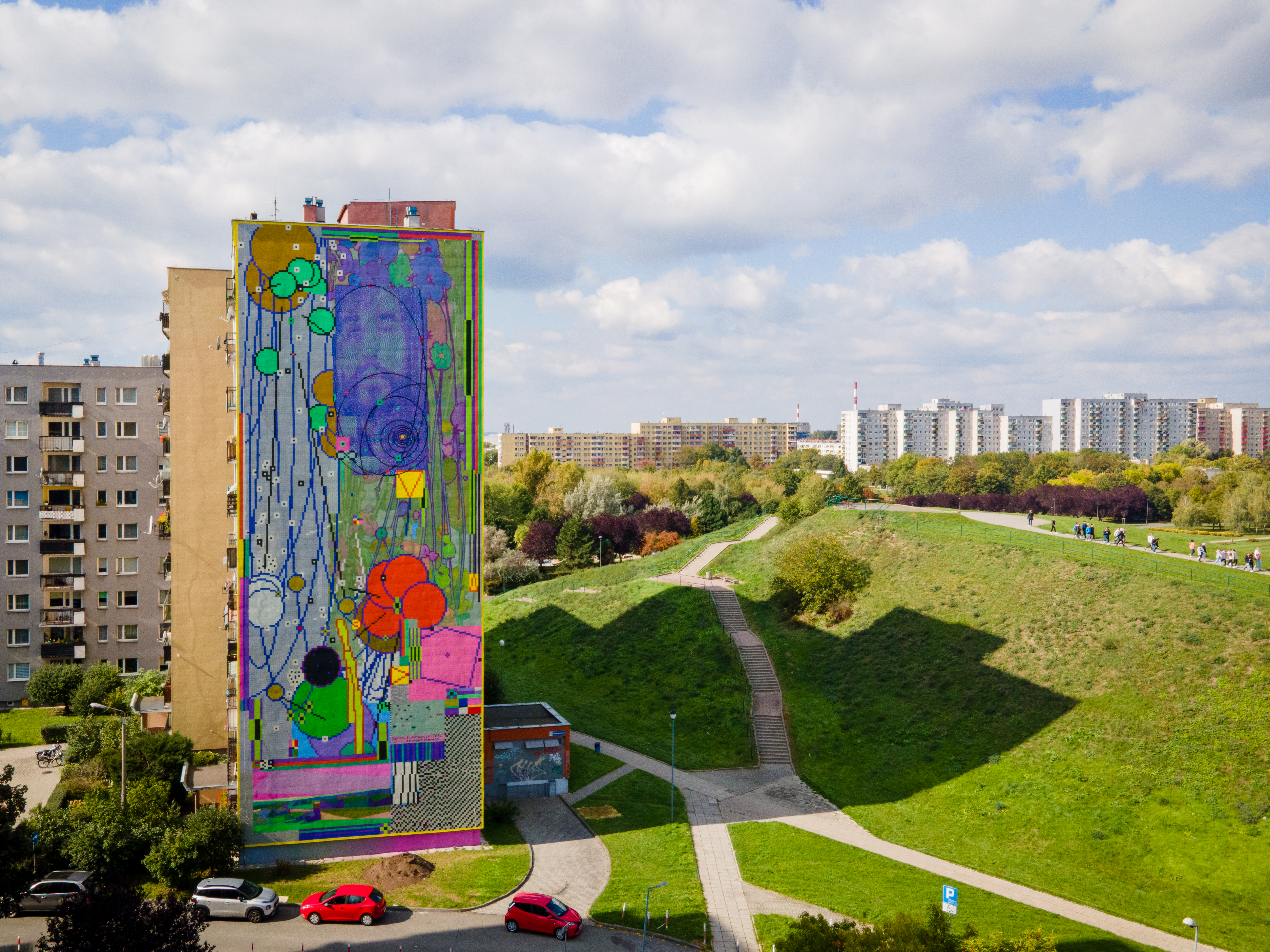 mural Czesława Niemena na dużym bloku, teren zielony osiedle armii krajowej
