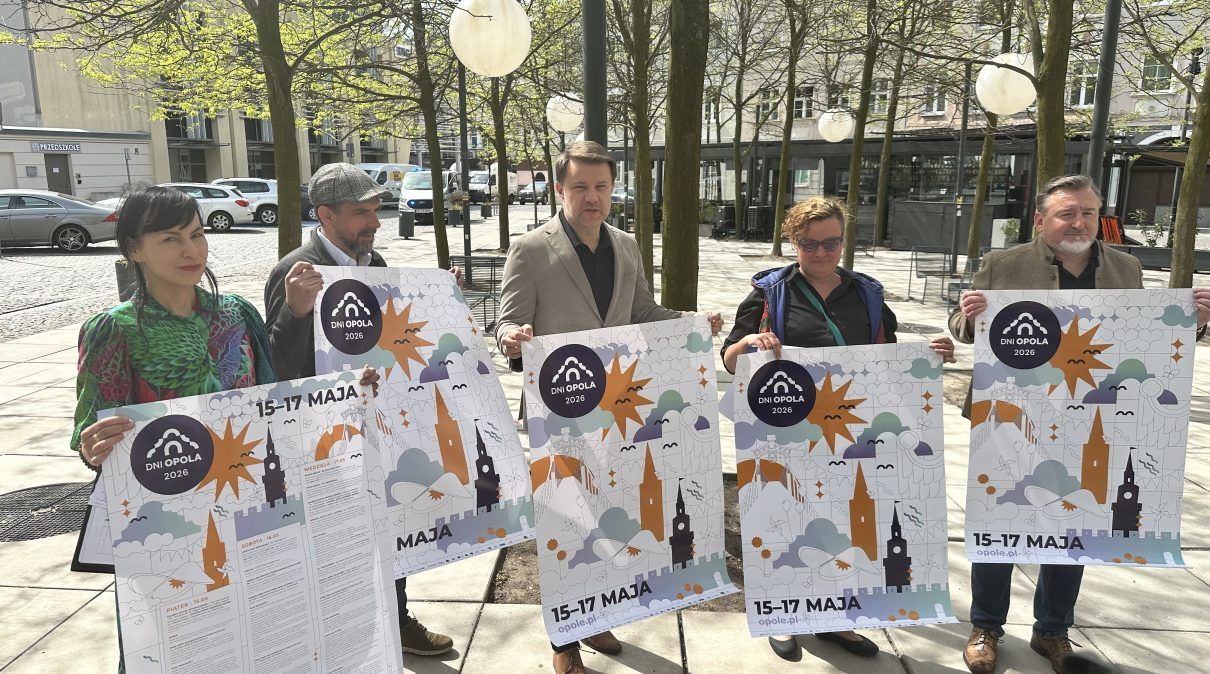 pięć osób z plaktem promującym zbliżające się Dni Miasta Opola