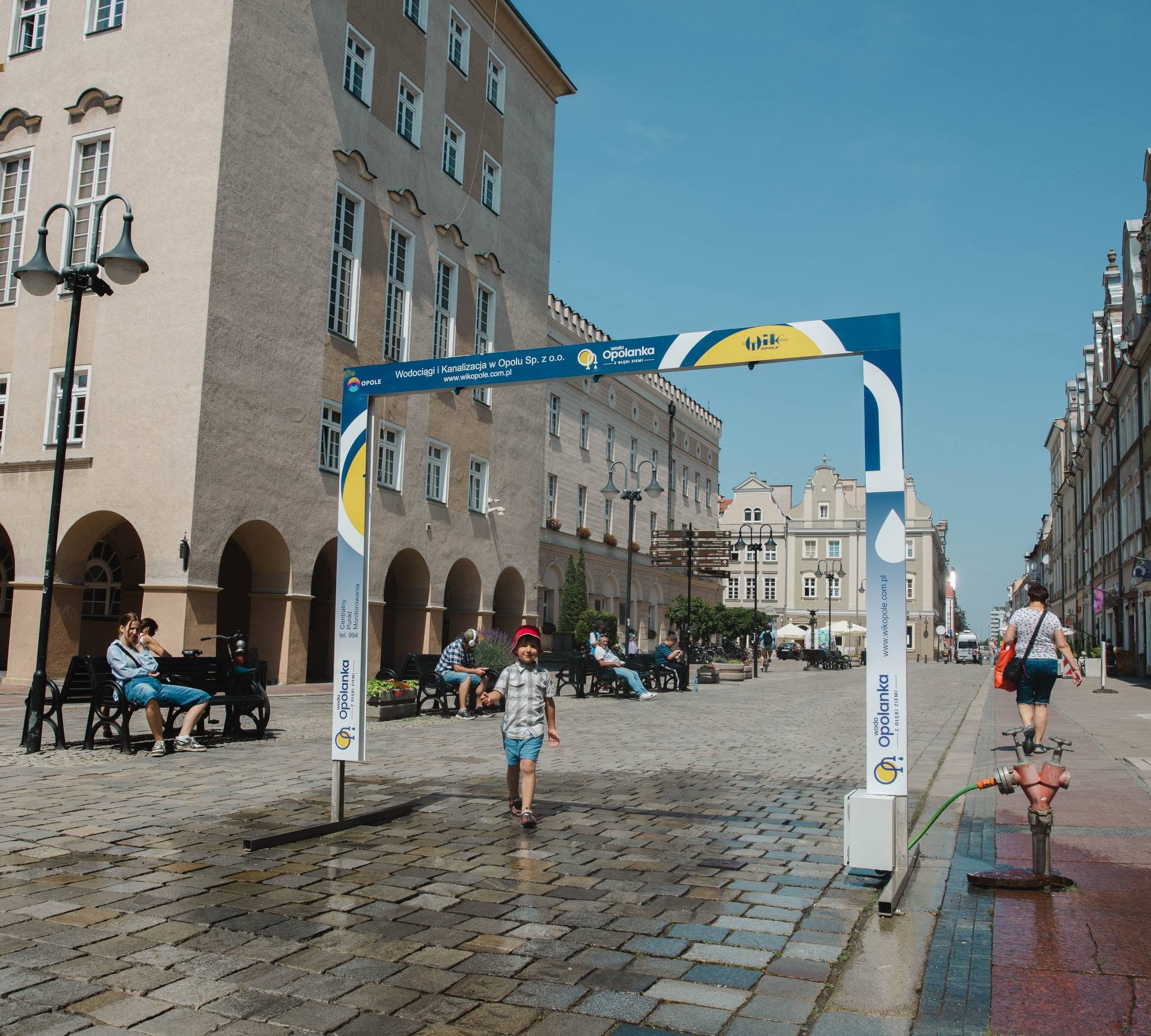 kurtyna wodna na rynku, chłopiec