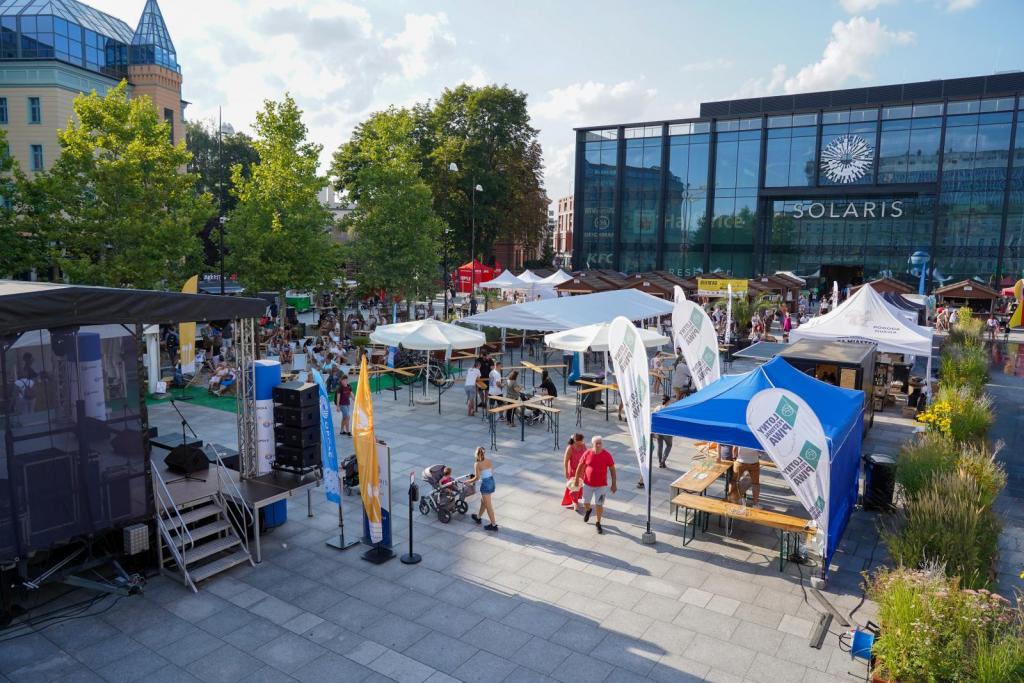 festiwal opolskich smaków, namioty i stoiska na placu kopernika