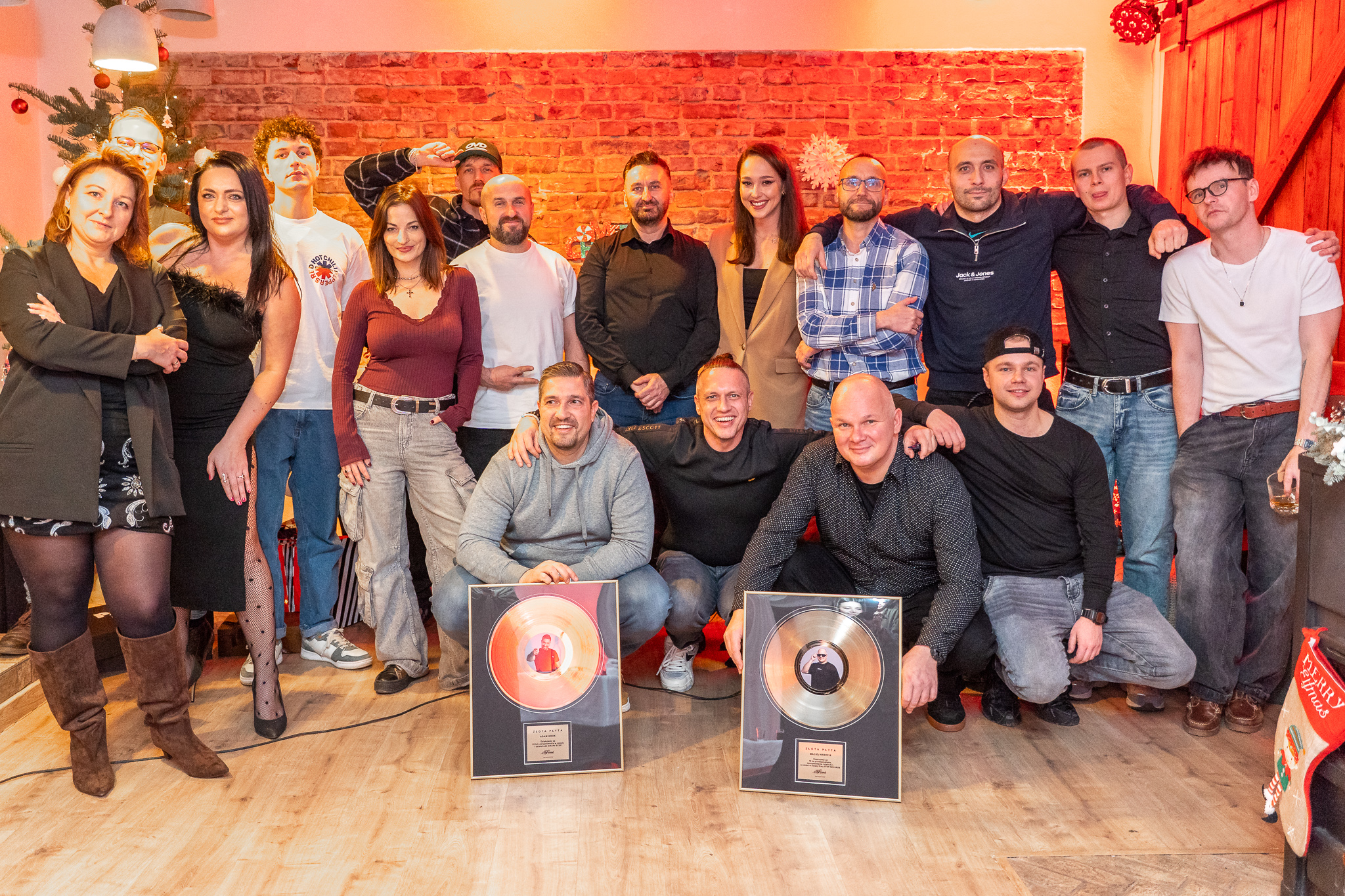 zdjęcie grupowe z osobami pracującymi w Step Records