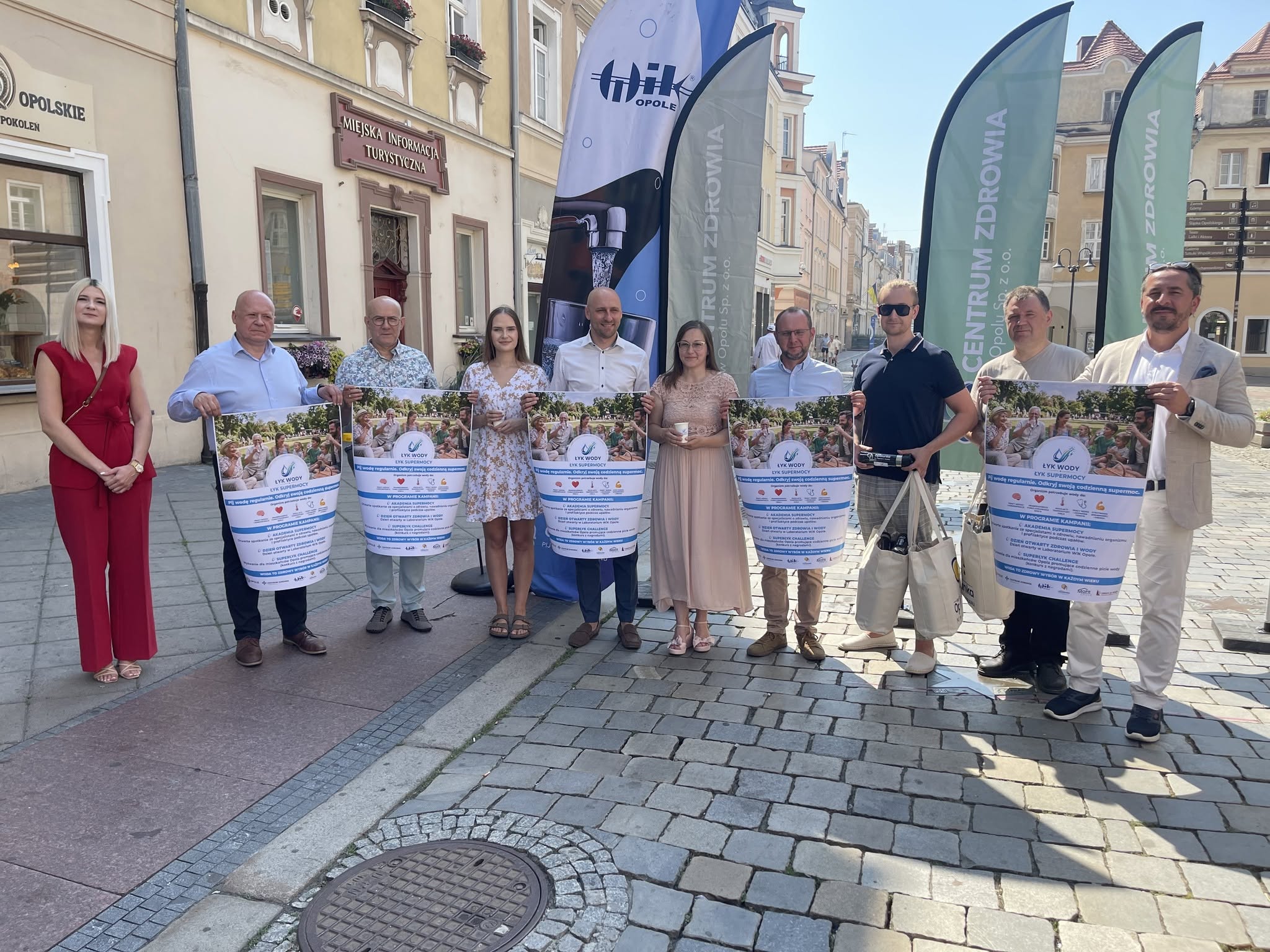 osoby podczas konferencji prasowej