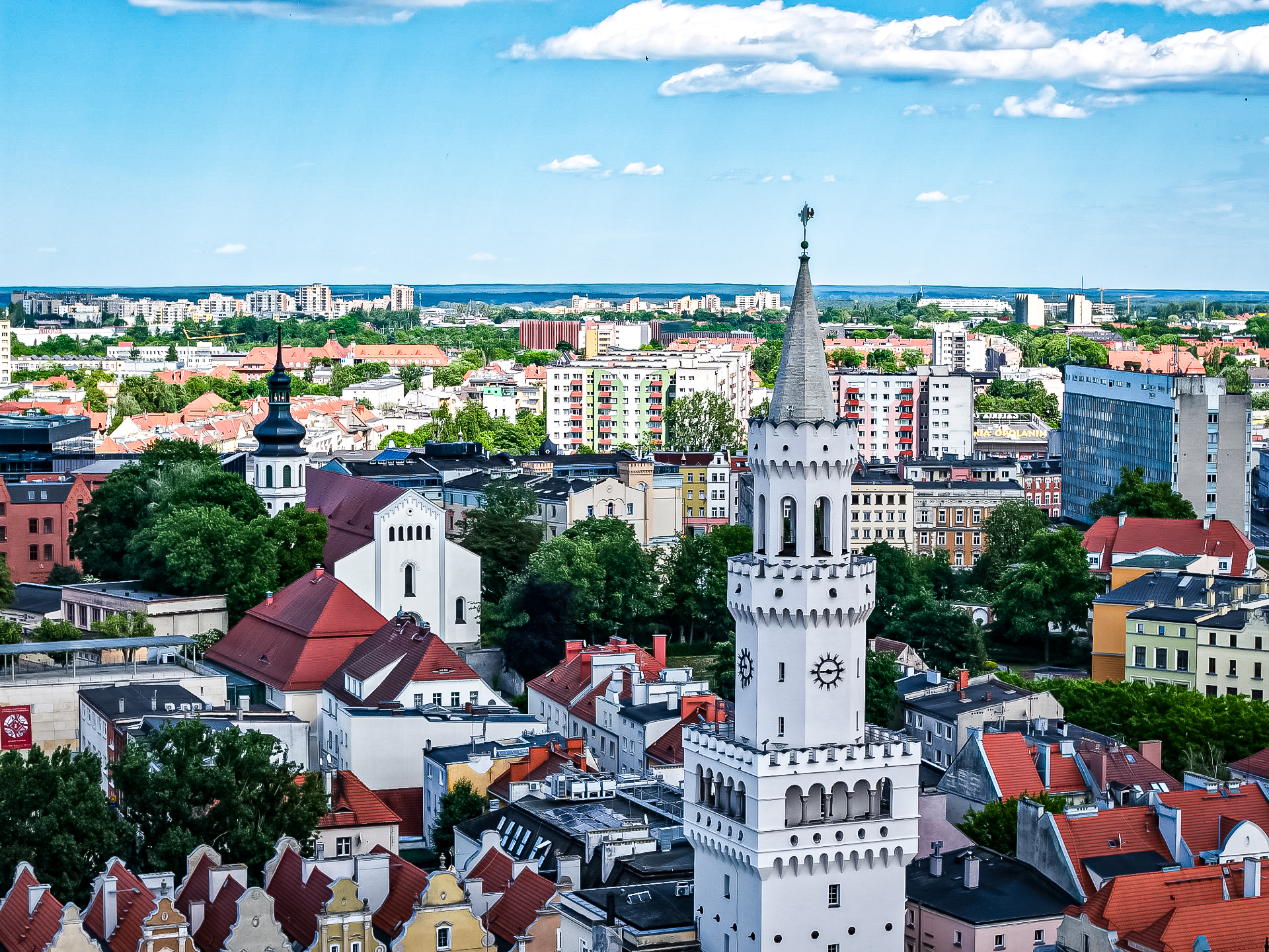 zdjęcie wieży ratuszowej na tle miasta 