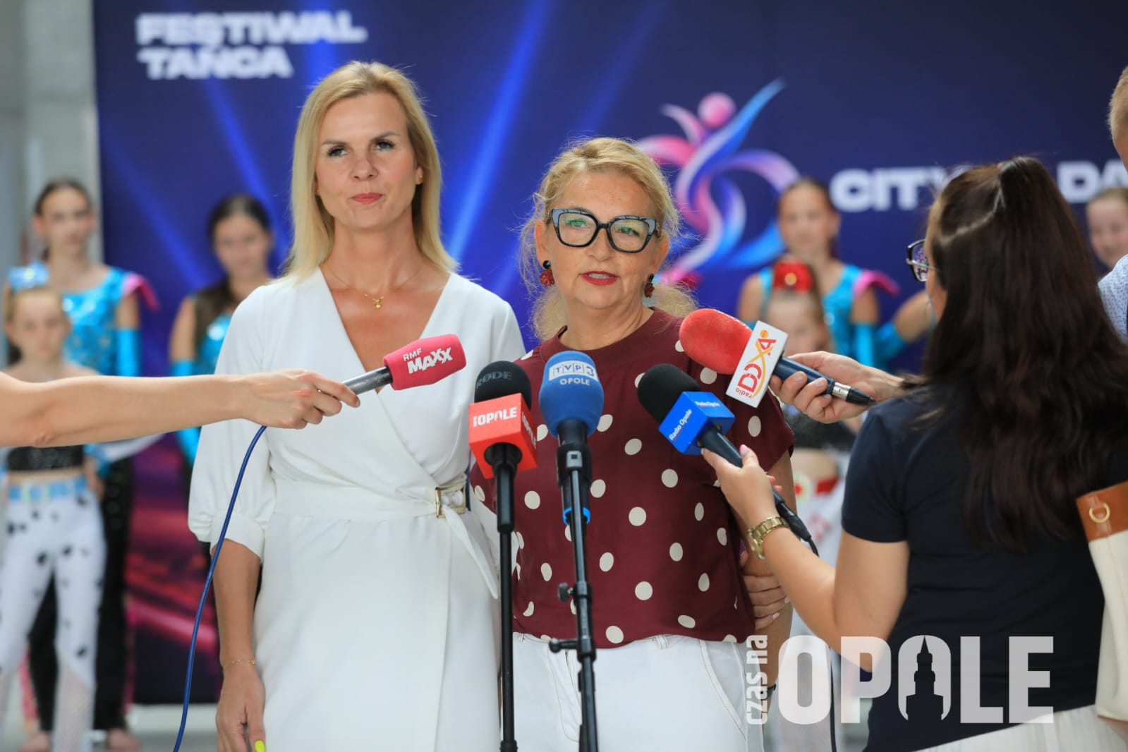 dwie kobiety podczas konferencji prasowej
