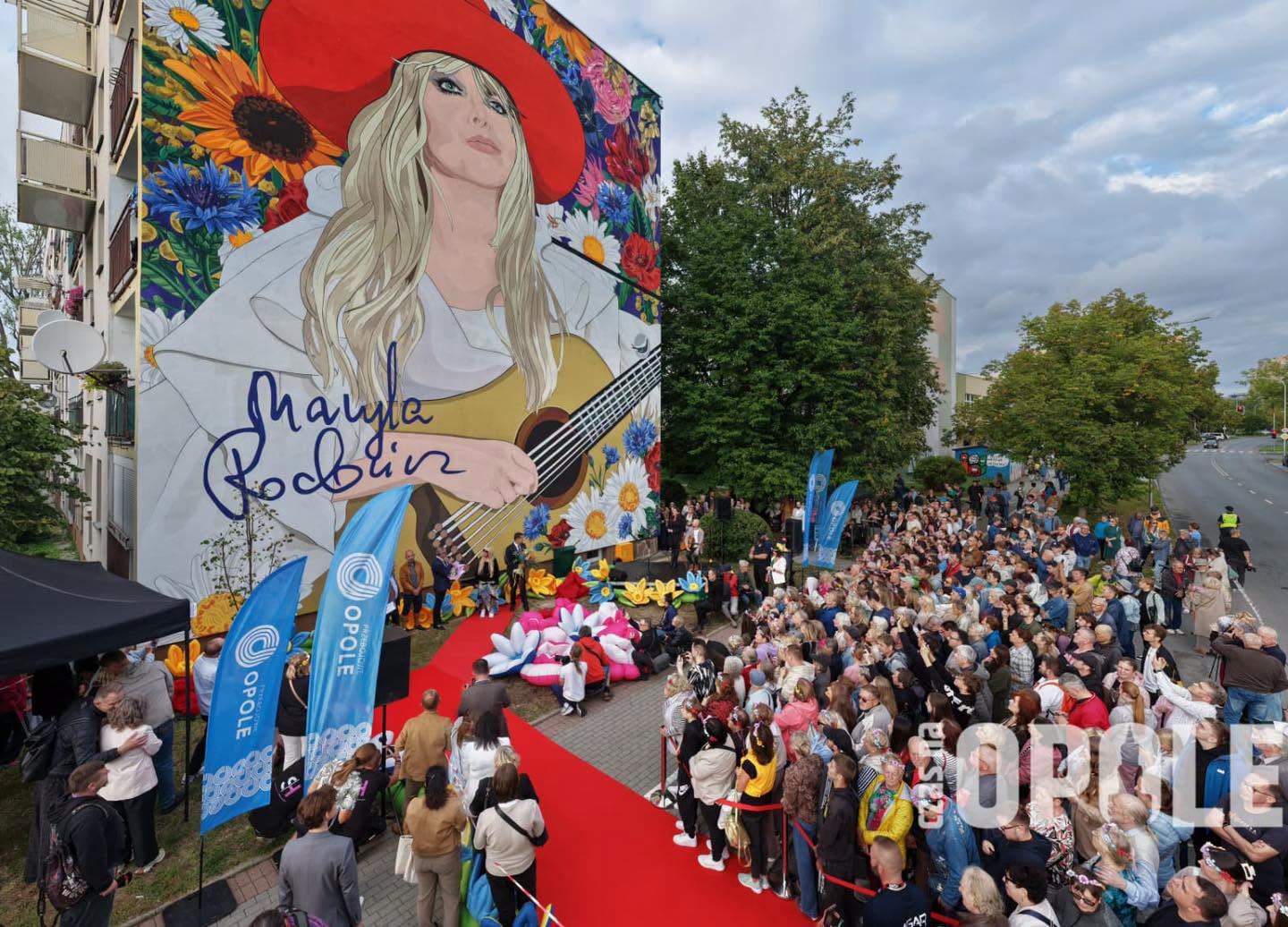 Odsłonięcie muralu Maryli Rodowicz - widok na ludzi