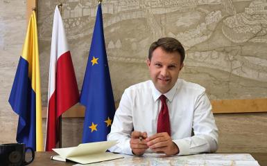 Prezydent Opola Arkadiusz Wiśniewski w gabinecie