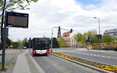 Autobus wjeżdżający na przystanek