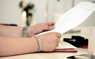 Ręce trzymające pismo urzędowe