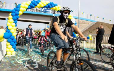 rowerzyści jadą na wyspie bolko