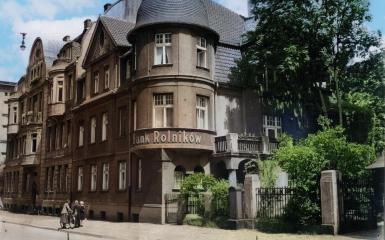 Budynek Banku Rolników w Opolu przy ulicy Książąt Opolskich 36, pierwsza siedziba Dzielnicy I [Archiwum Państwowe w Opolu, sygn. 45/3520/6], zdjęcie koloryzowane