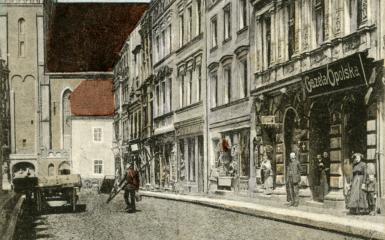 Kadr - B. Koraszewski przed redakcją „Gazety Wyborczej”