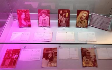 wystawa Muzyczne pozdrowienia. Artyści i festiwale na kartach pocztowych