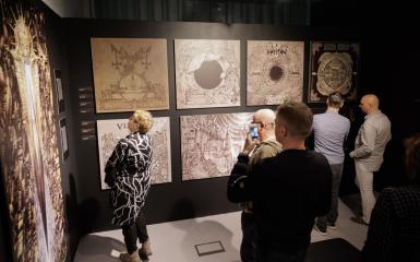 Zdjęcie z wystawy „Mistrza detalu” w Muzeum Polskiej Piosenki