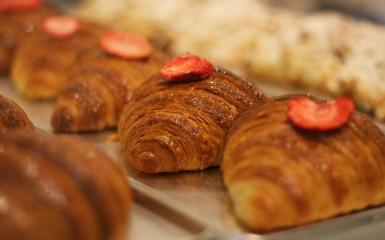 Zdjęcie przedstawia ciastka z truskawką