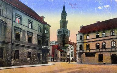 Przedwojenne Opole. Widok na ratusz w Opolu. Po lewej stronie apteka Pod Lwem [Archiwum Państwowe w Opolu, Kolekcja Bogusława Szybkowskiego]