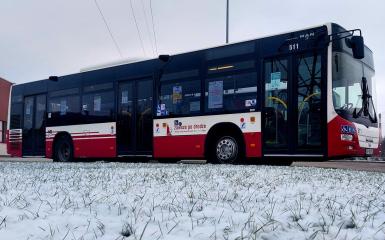 Autobus MZK w scenerii zimowej jadący po drodze