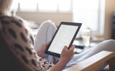 osoba trzymająca tablet