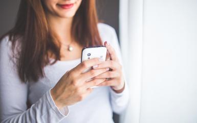 osoba trzymająca telefon