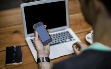 osoba trzymająca telefon