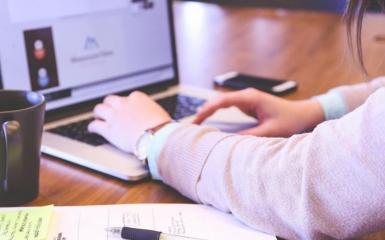 Osoba poisząca na klawiaturze komputerowej