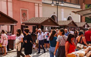 zdjęcie przedstawiające ludzi przy stoiskach podczas Jarmarku Franciszkańskiego