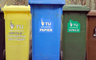 Pojemniki na odpady w kolorze brązowym, zółtym, niebieskim, zielonym