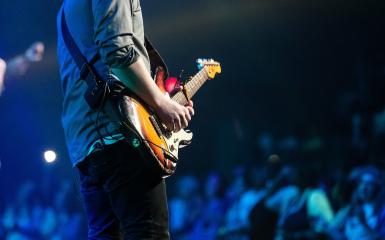 zdjęcie z koncertu, mężczyzna gra na gitarze elektrycznej