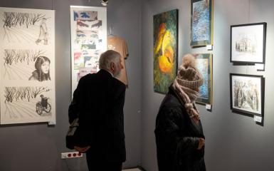 zdjęcie przedstwaia osoby zwiedzające wystawę Biblioteka tworzenia w Miejskiej Bibliotece Publicznej w Opolu