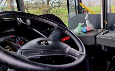 figurka zajączka na desce w autobusie