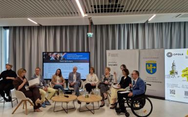 osoby uczestniczące w konferencji, szczegóły zostały zawarte w tekście