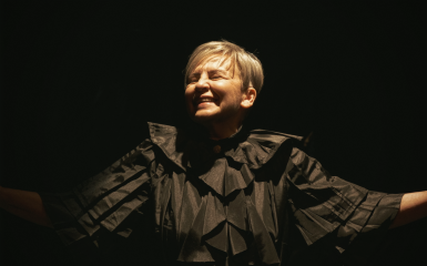 zdjęcie przedstawia aktorkę podczas wydarzenia, informacje zostały zawarte w tekście