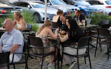 Zdjęcie przedstawiajace grupę osób przy stoliku