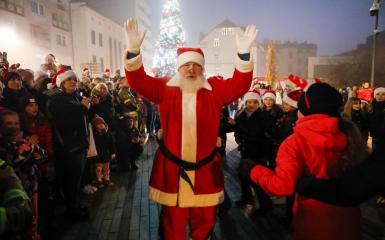 Przemarsz Marszu Mikołajów ulicą Krakowską w kierunku Rynku, Mikołaj prowadzi na czele marszu