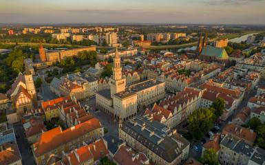 Rynek z lotu ptaka popoludniową porą