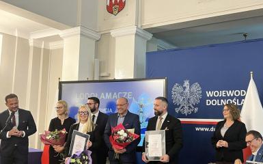 Laureaci konkursu na środku sali