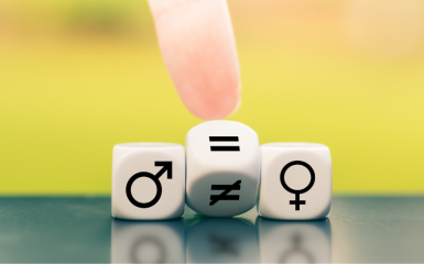 element dekoracyjny przedstawiający trzy kostki leżące na stole