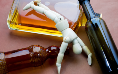 element dekoracyjny przedstawiający puste butelki na stole