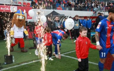 Wymarsz zawodników na murawę podaczas spotkania Odra Opole - Wisła Kraków, urodziny stadionu