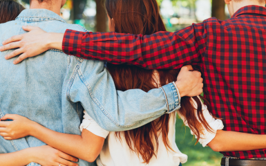 osoby obejmujące się za plecy