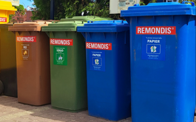 zdjęcie przedstawia pojemniki z logiem firmy Remondis
