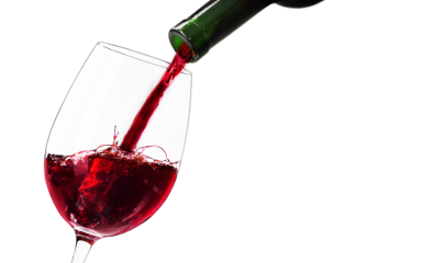 Szklana zielona butelak z winem , wlewane czerwone wino do kieliszka