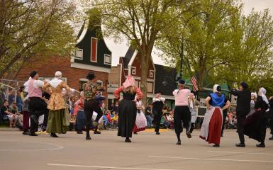 oosoby tańczące na ulicy w strijach ludowych duńskich