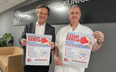 prof. Marek Gierlotka i dr n. med. Piotr Feusette z plakatami zapowiadającymi akcję