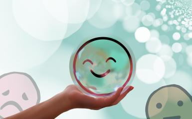 element dekoracyjny przedstawiający dłoń trzymającą usmiechniętą bańkę mydlaną