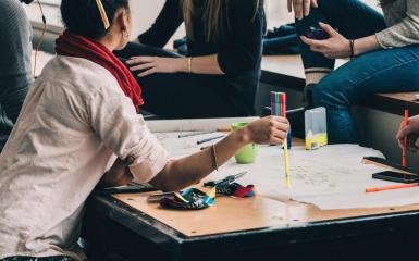 osoby rozmaweiające przy stole